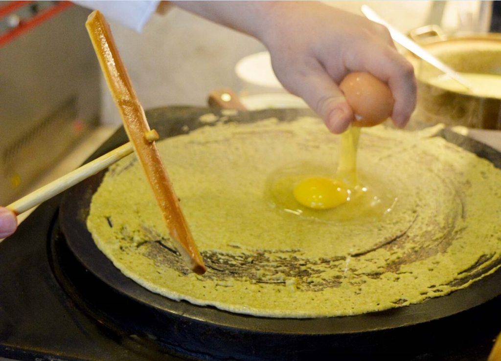 چرا صبحانه جیانبینگ در چین محبوب‌ترین پاتوق صبحانه است