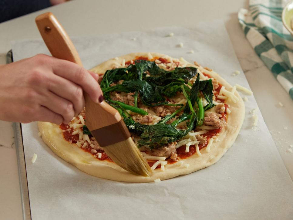 فوت و فن های پخت پیتزا ، چرب کرن خمیر پیتزا قبل از پخت