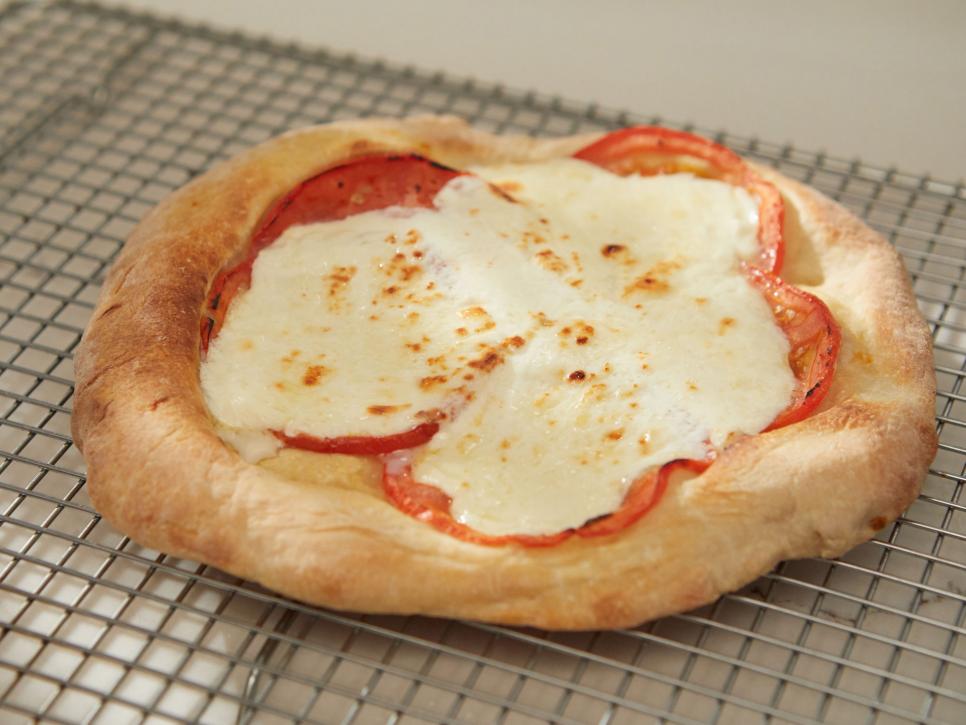 ترفندهای پخت پیتزا ، چرخش سینی پتزا درون فر