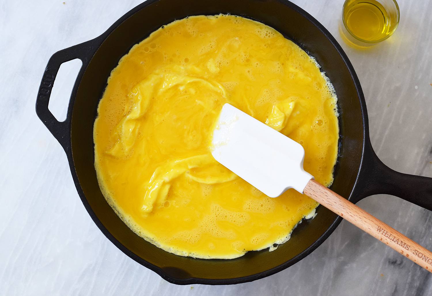 طرز تهیه املت مرغ ، استفاده از اسپاتول لاستیکی برای هم زدن تخم مرغ