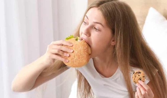 10 عادت بد غذایی که شما را چاق و بیمار می‌ کنند + روش ترک آن ها
