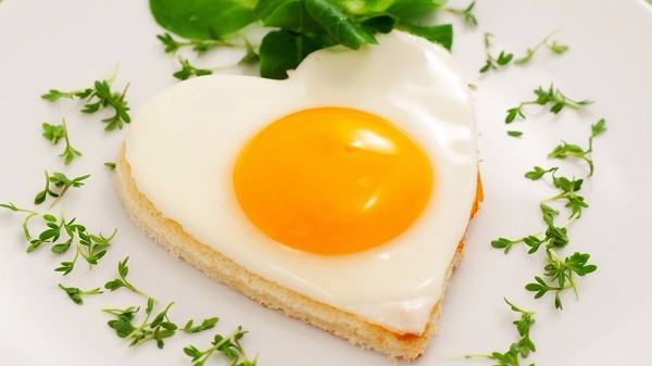 خوردن صبحانه- زرده تخم مرغ